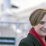 Ada Colau es reclamada por Pablo Iglesias para intentar el asalto a la Generalitat en marzo, pero la alcaldesa esquiva por ahora aventuras desconocidas y prefiere centrarse en su compromiso con Barcelona