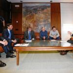 Herrera durante su encuentro con Ángel Hernández (CC OO), Faustino Temprano (UGT) y Santiago Aparicio (Cecale) donde también estuvieron presentes el vicepresidente José Antonio de Santiago Juárez y el consejero de Empleo, Carlos Fernández Carriedo