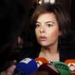 La vicepresidenta del Gobierno habla con los medios a su llegada al desayuno informativo del Foro España Internacional, para presentar a la ministra de Exteriores de Colombia, Ángela Holguín