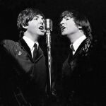 John Lennon (derecha) y Paul McCartney, en una grabación