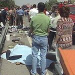El cuerpo de uno de los fallecidos como consecuencia del accidente ocurrido en Golmayo (Soria), entre un autobus y un camión en la carretera N-122, pemanece tapado en la carretera.