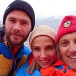 Chris Hemsworth, junto a su mujer Elsa Pataky, y Jesús Calleja