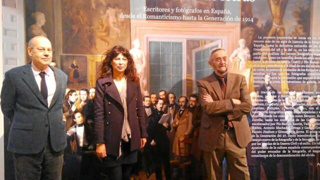 Ana Redondo, Publio López y Jorge Sobredo, junto al cartel de la exposición en Valladolid
