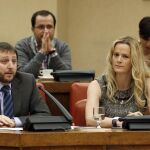 Los portavoces del grupo socialista en la Comisión de Defensa del Congreso de los Diputados, Germán Rodríguez (i) y Zaida Cantera (d), durante la Comisión a la que no ha acudido el ministro de Defensa, Pedro Morenés