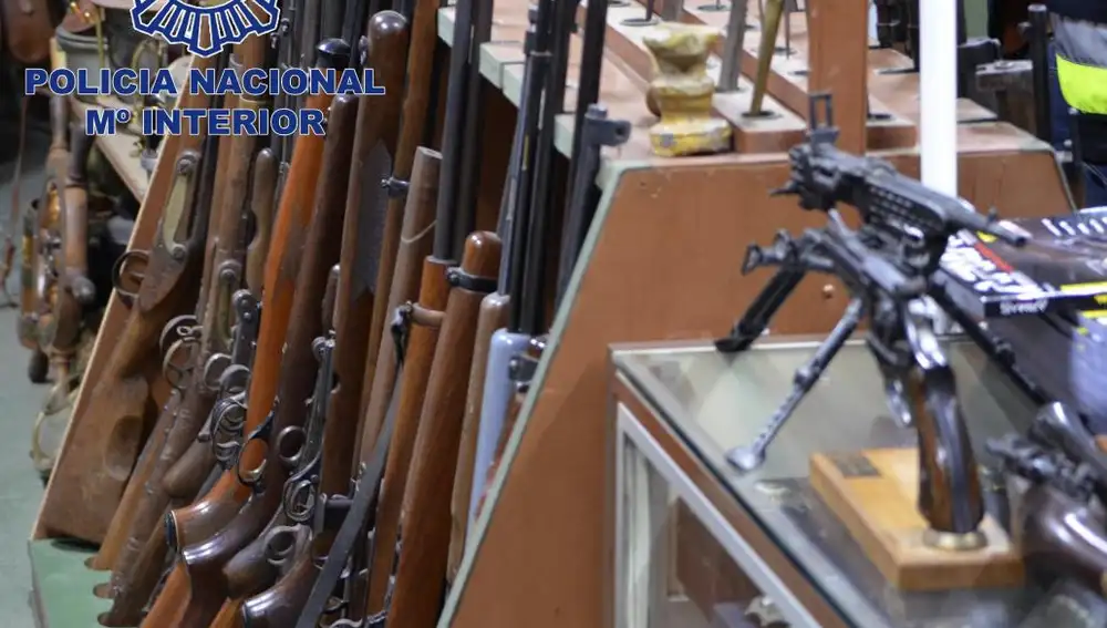 Las numerosas pistolas y fusiles que se han incautado en la operación contra el tráfico de armas