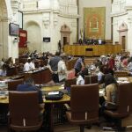 Vista del interior del Parlamento de Andalucía con los diputados en sus escaños