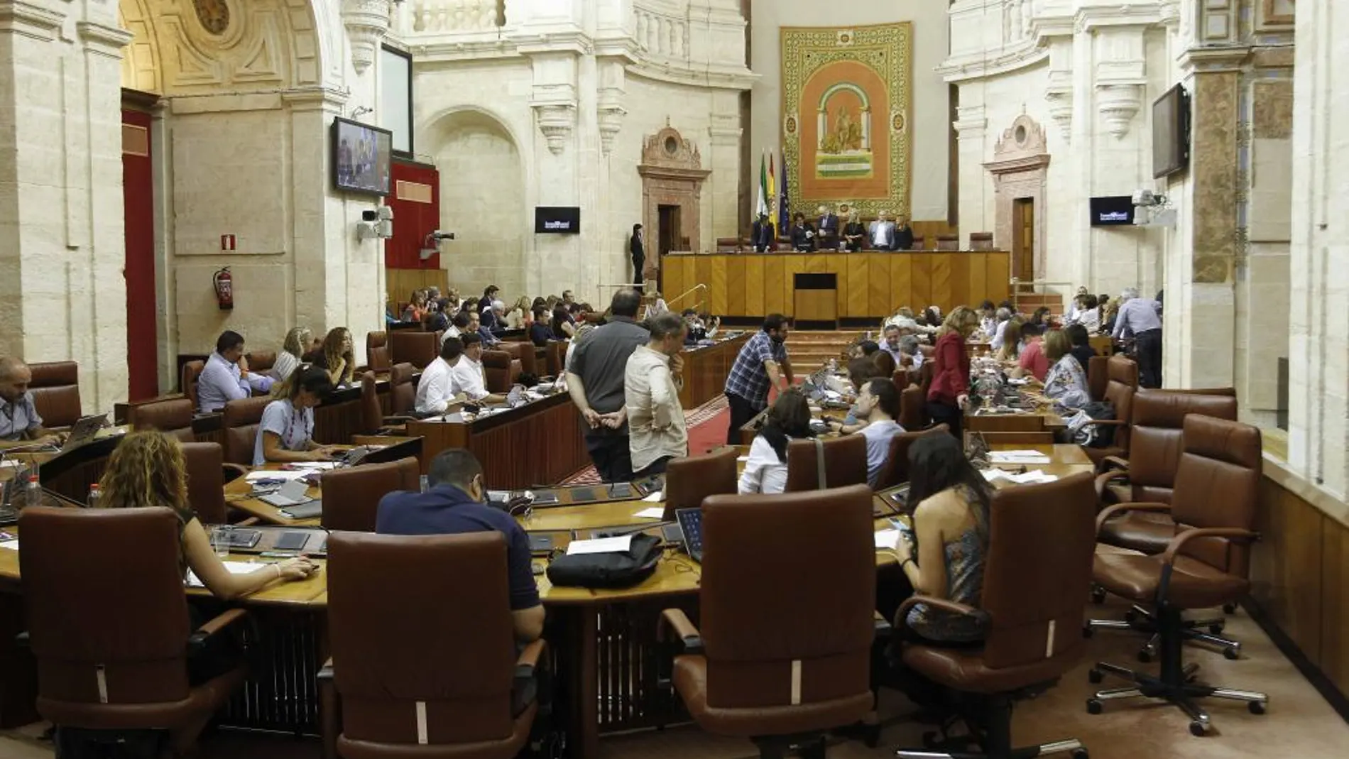 Vista del interior del Parlamento de Andalucía con los diputados en sus escaños