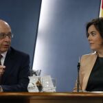 El ministro de Hacienda en funciones, Cristóbal Montoro, y la vicepresidenta del Gobierno, Soraya Sáenz de Santamaría