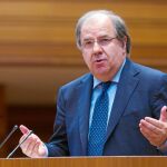 Juan Vicente Herrera, en una de sus intervenciones ayer en el hemiciclo de las Cortes
