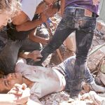 Un hombre es rescatado entre los escombros