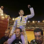El diestro Alejandro Talavante sale a hombros por la puerta grande tras el festejo taurino de la Feria de la Virgen del Mar celebrado en Almería.
