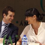 La diputada del PSOE María González Veracruz, junto a Pablo Casado.