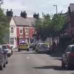 Operativo policía en Moss Side, Manchester, con unidad de artificieros