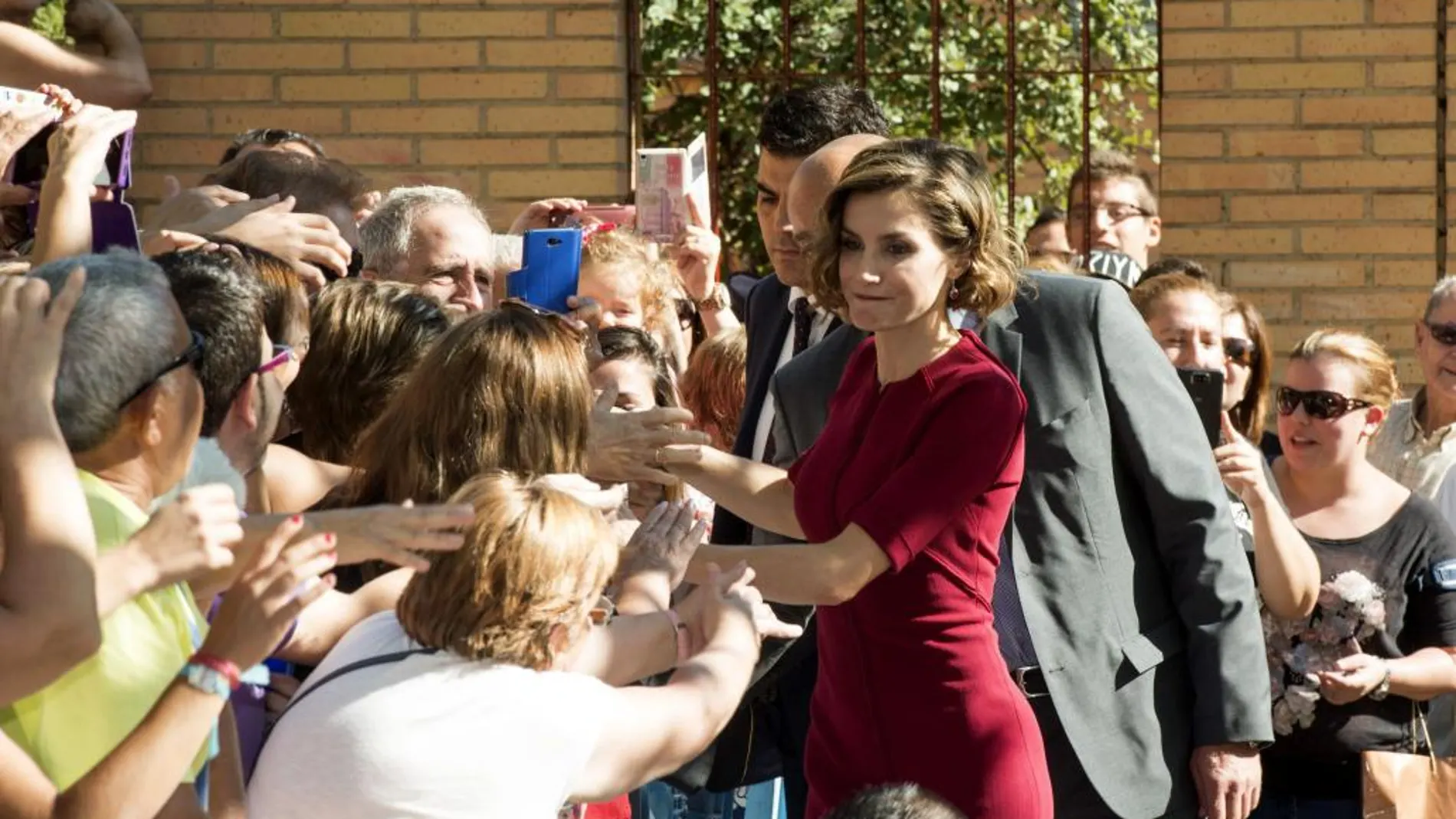 La Reina Letizia, a su llegada hoy al Instituto de Educación Secundaria "José García Téllez"de Cáceres para inaugurar el curso de Formación Profesional (FP) 2015-2016