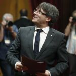 El presidente de la Generalitat, Carles Puigdemont, durante la segunda jornada del pleno del Parlament