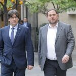 El presidente de la Generalitat, Carles Puigdemont, y el vicepresidente, Oriol Junqueras