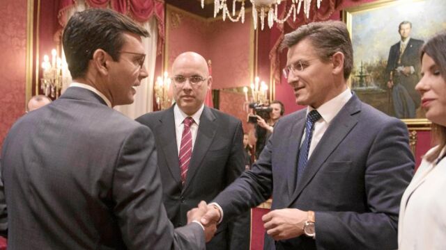 El portavoz de Ciudadanos en el Ayuntamiento de Granada, Luis Salvador (dcha.), saluda al recién elegido alcalde de Granada, Francisco Cuenca