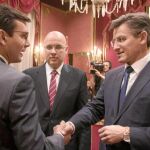 El portavoz de Ciudadanos en el Ayuntamiento de Granada, Luis Salvador (dcha.), saluda al recién elegido alcalde de Granada, Francisco Cuenca