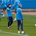Alves, en un entrenamiento con Messi, del que habló ayer Luis Enrique. «Está totalmente recuperado», aseguró sobre el argentino