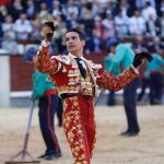 José María Manzanares dando la vuelta al ruedo, en 2016, tras cortar dos orejas en la corrida de la Beneficencia