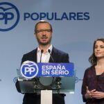 Fotografía facilitada por el PP del vicesecretario de Sectorial, Javier Maroto, y la vicesecretaria de Estudios y Programas, Andrea Levy