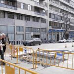 La calle, levantada. Vallas y máquinas decoran Santa Engracia desde el pasado 10 de febrero, una situación que se prolongará, al menos, cuatro meses más