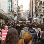 Cientos de personas transitan la madrileña calle Preciados en los días previos al 6 de enero.