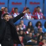 El técnico del Atlético de Madrid, el argentino Diego Pablo Simeone, da indicaciones a sus jugadores durante el partido