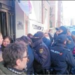 Varios activistas de la PAH intentaron evitar que la Policía y los servicios sanitarios entraran en la casa