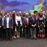 Los galardonados junto con las autoridades y los responsables de El Mundo de Castilla y León