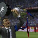 Luis Enrique alza el trofeo