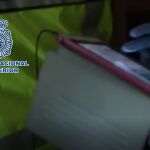 En el registro efectuado en su domicilio se intervino diferente material informático tales como ordenadores, discos duros y tarjetas de memoria.