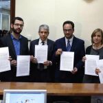 Los portavoces de IU, Compromís, Democràcia i Llibertat (DiL), PSOE, Podemos, y Ciudadanos, posan con la iniciativa.