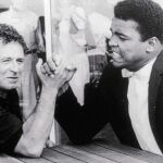 El boxeador echa un pulso al escritor Norman Mailer