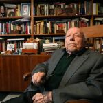 El escritor y Premio Cervantes José Jiménez Lozano en su biblioteca de Alcazarén