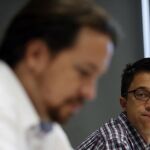 Pablo Iglesias e Íñigo Errejón, durante la conferencia "Cambio político en España", con la que se ha inaugurado hoy el curso de verano organizado por su formación sobre "El tema de nuestro tiempo: pensar el futuro".