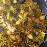 Fideuá de solomillo, alcachofas y bacalao