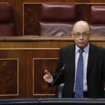 El ministro de Hacienda, Cristóbal Montoro, durante su intervención en la sesión de control al Gobierno