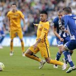 El centrocampista del Deportivo Alex Bergantiños disputa un balón con el delantero brasileño del FC Barcelona Neymar Jr.