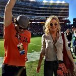 Kate Hudson y su hermano Oliver disfrutan en el campo