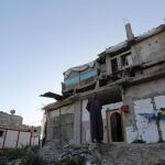 Un hombre junto a su casa dañada en la ciudad de Gaza, cerca a la frontera entre la Franja de Gaza e Israel