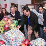 Moreno participó ayer con el portavoz del PP en el Ayuntamiento de Sevilla, Juan Ignacio Zoido, y el presidente del PP sevillano, Juan Bueno, a la entrega de juguetes de la campaña «Ningún Niño Sin Juguete»