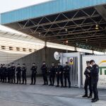 La Policía Nacional en la incineradora de Sant Adrià de Besòs (Barcelona). Los Mossos han acudido a la incineradora con el objetivo de quemar unos documentos con información sensible /Efe
