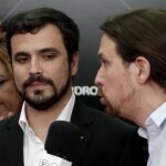 Pablo Iglesias y Alberto Garzón a su llegada a la cena celebrada con motivo del 40 Aniversario del diario El País.