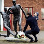 Un hombre deposita flores en la estatua de Johan Cruyff en el estadio Olímpico de Amsterdam Holanda tras conocerse la noticia de su muerte.