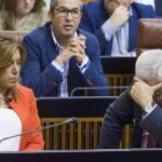 La presidenta andaluza, Susana Díaz, junto al vicepresidente, Manuel Jiménez Barrios, en el Parlamento de Andalucía.