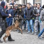 Desde noviembre, los vecinos de Molenbeek se han acostumbrado a las operaciones policiales y a la presencia de los medios en su barrio