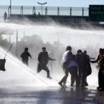 La Policía utiliza mangueras de agua para dispersar a los manifestantes