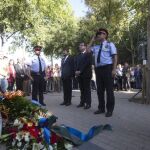 El conseller de Interior de la Generalitat de Catalunya, Jordi Jané, acompañado del Director General de los Mossos, d'Esquadra, Albert Batlle durante el homenaje