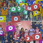 Esteladas y mensajes con el «sí» a la independencia en las gradas de Montilivi durante el partido contra el Barcelona